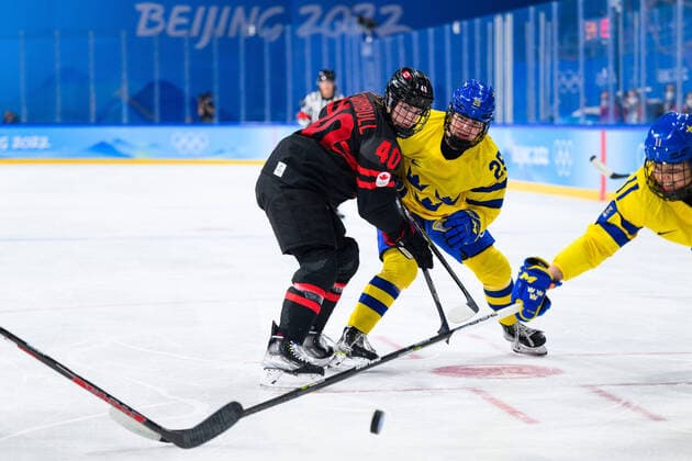 220211 Blayre Turnbull of Canada and Lina Ljungblom of Sweden in an Ice hockey, Eishockey quarter final game between Canada and Sweden during day 7 of the 2022 Winter Olympics on February 11, 2022 in Beijing. Photo: Maxim Thore BILDBYRAN kod MT MT0318 ishockey ice hockey Olympic Games, Olympische Spiele, Olympia, OS olympics winter olympics os ol olympiska spel vinter-os olympiske leker peking peking 2022 beijing 2022 beijing 2022 olympic games beijing 2022 winter olympic games peking-os beijing-ol vinter-ol 7 bbeng dam kvartsfinal sverige sweden kanada Copyright: MAXIMxTHORE BB220211MT116