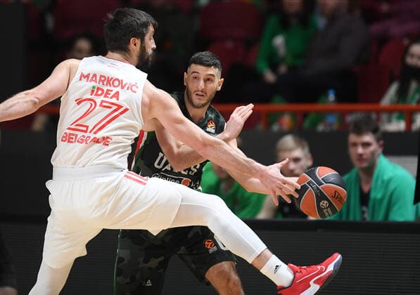 Basketball, EuroLeague, Unics Kasan - Roter Stern Belgrad Russia Basketball Euroleague UNICS - Crvena Zvezda 8111811 11.02.2022 Crvena Zvezda s Stefan Markovic, left, and UNICS Marco Spissu struggle for a ball during the Euroleague basketball match between UNICS Kazan and Crvena Zvezda Belgrade, in Kazan, Russia s Republic of Tatarstan, Russia. Maksim Bogodvid Sputnik Kazan Republic of Tatarstan Russia  Copyright: xMaksimxBogodvidx