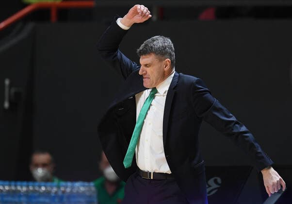 Russia Basketball Euroleague UNICS - Crvena Zvezda 8111815 11.02.2022 UNICS head coach Velimir Perasovic reacts during the Euroleague basketball match between UNICS Kazan and Crvena Zvezda Belgrade, in Kazan, Russia s Republic of Tatarstan, Russia. Maksim Bogodvid Sputnik Kazan Republic of Tatarstan Russia  Copyright: xMaksimxBogodvidx