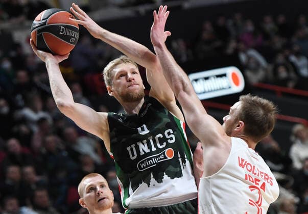 Russia Basketball Euroleague UNICS - Crvena Zvezda 8111854 11.02.2022 UNICS Vyacheslav Zaytsev, left, and Crvena Zvezda s Nate Wolters struggle for a ball during the Euroleague basketball match between UNICS Kazan and Crvena Zvezda Belgrade, in Kazan, Russia s Republic of Tatarstan, Russia. Maksim Bogodvid Sputnik Kazan Republic of Tatarstan Russia  Copyright: xMaksimxBogodvidx
