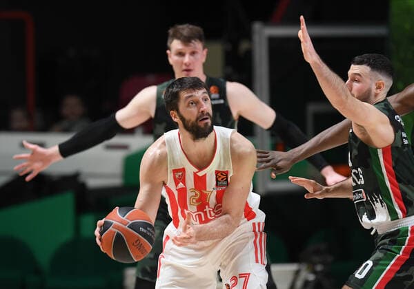 Russia Basketball Euroleague UNICS - Crvena Zvezda 8111850 11.02.2022 Crvena Zvezda s Stefan Markovic, right, and UNICS Marco Spissu struggle for a ball during the Euroleague basketball match between UNICS Kazan and Crvena Zvezda Belgrade, in Kazan, Russia s Republic of Tatarstan, Russia. Maksim Bogodvid Sputnik Kazan Republic of Tatarstan Russia  Copyright: xMaksimxBogodvidx
