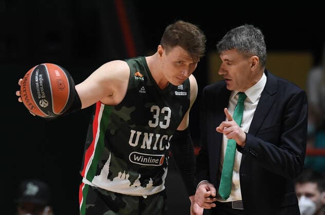 Russia Basketball Euroleague UNICS - Crvena Zvezda 8111848 11.02.2022 UNICS head coach Velimir Perasovic, right, and UNICS Andrey Vorontsevich speak during the Euroleague basketball match between UNICS Kazan and Crvena Zvezda Belgrade, in Kazan, Russia s Republic of Tatarstan, Russia. Maksim Bogodvid Sputnik Kazan Republic of Tatarstan Russia  Copyright: xMaksimxBogodvidx