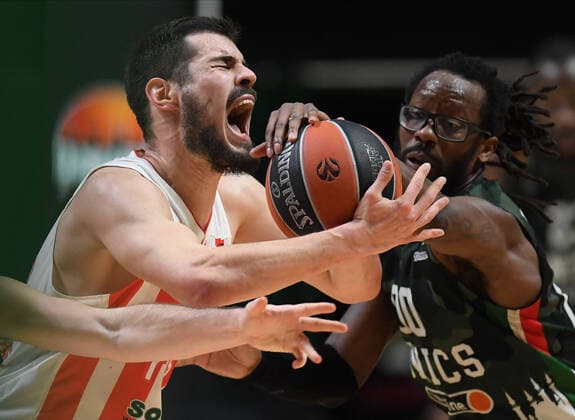 Sport Themen der Woche KW06 Sport Bilder des Tages Russia Basketball Euroleague UNICS - Crvena Zvezda 8111857 11.02.2022 UNICS John Brown, right, and Crvena Zvezda s Nikola Kalinic struggle for a ball during the Euroleague basketball match between UNICS Kazan and Crvena Zvezda Belgrade, in Kazan, Russia s Republic of Tatarstan, Russia. Maksim Bogodvid Sputnik Kazan Republic of Tatarstan Russia  Copyright: xMaksimxBogodvidx