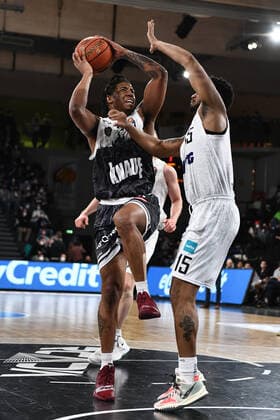 Basketball I Herren I Saison 2021-2022 I BBL I 21. Spieltag I Hamburg Towers - S.OLIVER WÜRZBURG I 11.02.2022 DESI RODRIGUEZ (23, S.OLIVER WÜRZBURG) wird von Trevon Bluiett (15, Hamburg Towers) gestoppt Hamburg edel-optics.de Arena Hamburg Deutschland Copyright: xLobeca AndreasxHannigx