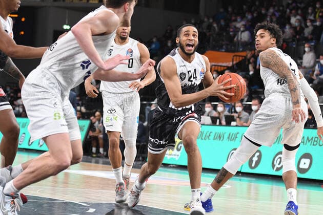 Basketball I Herren I Saison 2021-2022 I BBL I 21. Spieltag I Hamburg Towers - S.OLIVER WÜRZBURG I 11.02.2022 CAMERON HUNT (24, S.OLIVER WÜRZBURG) setzt sich gegen Towers defense durch Hamburg edel-optics.de Arena Hamburg Deutschland Copyright: xLobeca AndreasxHannigx