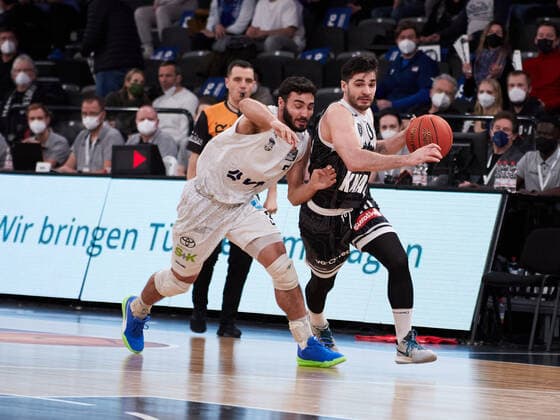 Zweikampf zwischen Luciano Parodi (s.Oliver Wuerzburg 10) und Max Dileo (Hamburg Towers 03) Hamburg Towers vs. s.Oliver Wuerzburg, 1. Bundesliga, Basketball, easycredit BBL, edel-optics.de Arena, Spielzeit 2021 2022, 21.Spieltag, 11.02.2022 Foto:EIBNER Stephanie Zerbe Hamburg Towers vs. s.Oliver Wuerzburg, 1. Bundesliga, Basketball, easycredit BBL, Spielzeit 2021 2022, 21.Spieltag, 11.02.2022 Hamburg Copyright: xStephaniexZerbe xEibner-Pressefox EP_SZE