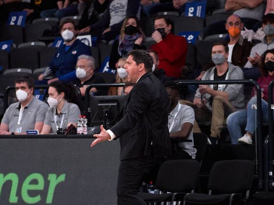Sasa Filipovski (s.Oliver Wuerzburg) Headcoach, Trainer Hamburg Towers vs. s.Oliver Wuerzburg, 1. Bundesliga, Basketball, easycredit BBL, edel-optics.de Arena, Spielzeit 2021 2022, 21.Spieltag, 11.02.2022 Foto:EIBNER Stephanie Zerbe Hamburg Towers vs. s.Oliver Wuerzburg, 1. Bundesliga, Basketball, easycredit BBL, Spielzeit 2021 2022, 21.Spieltag, 11.02.2022 Hamburg Copyright: xStephaniexZerbe xEibner-Pressefox EP_SZE