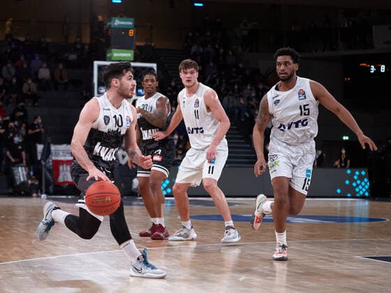 Luciano Parodi (s.Oliver Wuerzburg 10), Maik Kotsar (Hamburg Towers 11) Hamburg Towers vs. s.Oliver Wuerzburg, 1. Bundesliga, Basketball, easycredit BBL, edel-optics.de Arena, Spielzeit 2021 2022, 21.Spieltag, 11.02.2022 Foto:EIBNER Stephanie Zerbe Hamburg Towers vs. s.Oliver Wuerzburg, 1. Bundesliga, Basketball, easycredit BBL, Spielzeit 2021 2022, 21.Spieltag, 11.02.2022 Hamburg Copyright: xStephaniexZerbe xEibner-Pressefox EP_SZE