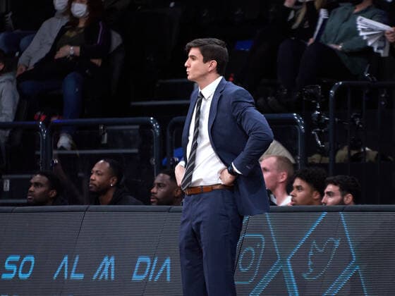 Pedro Calles (Hamburg Towers) Headcoach, Coach, Trainer Hamburg Towers vs. s.Oliver Wuerzburg, 1. Bundesliga, Basketball, easycredit BBL, edel-optics.de Arena, Spielzeit 2021 2022, 21.Spieltag, 11.02.2022 Foto:EIBNER Stephanie Zerbe Hamburg Towers vs. s.Oliver Wuerzburg, 1. Bundesliga, Basketball, easycredit BBL, Spielzeit 2021 2022, 21.Spieltag, 11.02.2022 Hamburg Copyright: xStephaniexZerbe xEibner-Pressefox EP_SZE