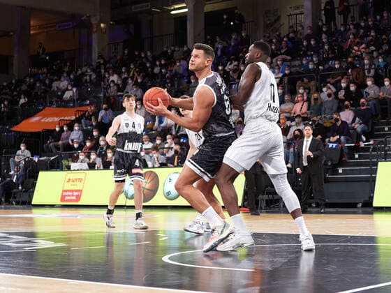 Zweikampf zwischen Filip Stanic (s.Oliver Wuerzburg 65), Eddy Edigin (Hamburg Towers 17) Hamburg Towers vs. s.Oliver Wuerzburg, 1. Bundesliga, Basketball, easycredit BBL, edel-optics.de Arena, Spielzeit 2021 2022, 21.Spieltag, 11.02.2022 Foto:EIBNER Stephanie Zerbe Hamburg Towers vs. s.Oliver Wuerzburg, 1. Bundesliga, Basketball, easycredit BBL, Spielzeit 2021 2022, 21.Spieltag, 11.02.2022 Hamburg Copyright: xStephaniexZerbe xEibner-Pressefox EP_SZE