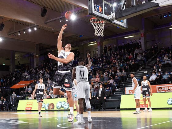 Filip Stanic (s.Oliver Wuerzburg 65), Eddy Edigin (Hamburg Towers 17) Hamburg Towers vs. s.Oliver Wuerzburg, 1. Bundesliga, Basketball, easycredit BBL, edel-optics.de Arena, Spielzeit 2021 2022, 21.Spieltag, 11.02.2022 Foto:EIBNER Stephanie Zerbe Hamburg Towers vs. s.Oliver Wuerzburg, 1. Bundesliga, Basketball, easycredit BBL, Spielzeit 2021 2022, 21.Spieltag, 11.02.2022 Hamburg Copyright: xStephaniexZerbe xEibner-Pressefox EP_SZE