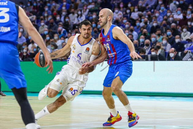 11th February 2022; Wizink Center; Madrid; Spain; Turkish Airlines Euroleague Basketball; Real Madrid vs FC Barcelona, Barca Barca; Alberto Abalde (Madrid) and Nick Calathes (Barca) Madrid Madrid Spain Baloncesto Copyright: xAlbaxPachecox xAgenciaxLOFx