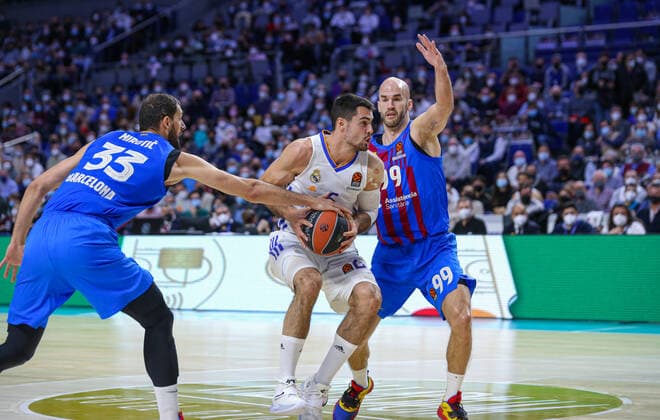 11th February 2022; Wizink Center; Madrid; Spain; Turkish Airlines Euroleague Basketball; Real Madrid vs FC Barcelona, Barca Barca; Alberto Abalde (Madrid) and Nick Calathes, Nikola Mirotic (Barca) Madrid Madrid Spain Baloncesto Copyright: xAlbaxPachecox xAgenciaxLOFx