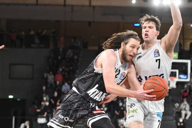 Basketball I Herren I Saison 2021-2022 I BBL I 21. Spieltag I Hamburg Towers - S.OLIVER WÜRZBURG I 11.02.2022 CRAIG MOLLER (22, S.OLIVER WÜRZBURG) und Lukas Meisner (7, Hamburg Towers) Hamburg edel-optics.de Arena Hamburg Deutschland Copyright: xLobeca AndreasxHannigx
