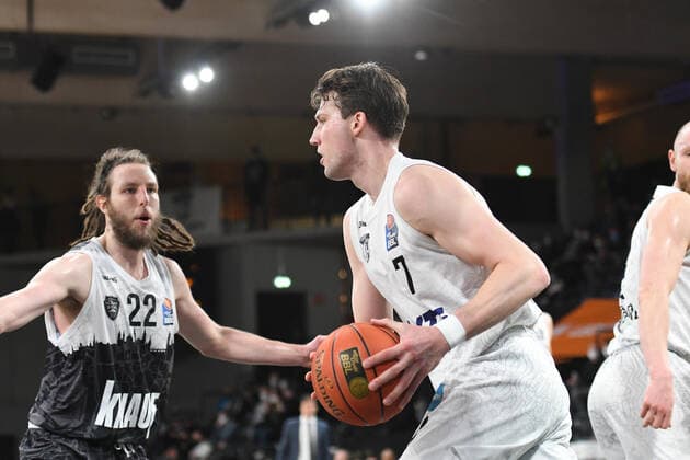 Basketball I Herren I Saison 2021-2022 I BBL I 21. Spieltag I Hamburg Towers - S.OLIVER WÜRZBURG I 11.02.2022 Lukas Meisner (7, Hamburg Towers) und CRAIG MOLLER (22, S.OLIVER WÜRZBURG) Hamburg edel-optics.de Arena Hamburg Deutschland Copyright: xLobeca AndreasxHannigx