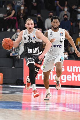 Basketball I Herren I Saison 2021-2022 I BBL I 21. Spieltag I Hamburg Towers - S.OLIVER WÜRZBURG I 11.02.2022 FELIX HOFFMANN (34, S.OLIVER WÜRZBURG) und Trevon Bluiett (15, Hamburg Towers) Hamburg edel-optics.de Arena Hamburg Deutschland Copyright: xLobeca AndreasxHannigx
