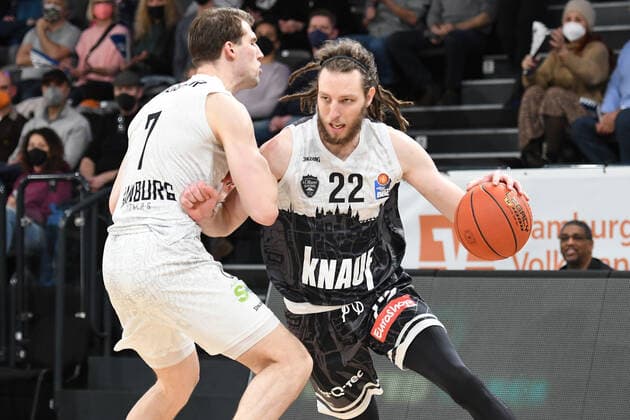Basketball I Herren I Saison 2021-2022 I BBL I 21. Spieltag I Hamburg Towers - S.OLIVER WÜRZBURG I 11.02.2022 CRAIG MOLLER (22, S.OLIVER WÜRZBURG) gegen Lukas Meisner (7, Hamburg Towers) Hamburg edel-optics.de Arena Hamburg Deutschland Copyright: xLobeca AndreasxHannigx