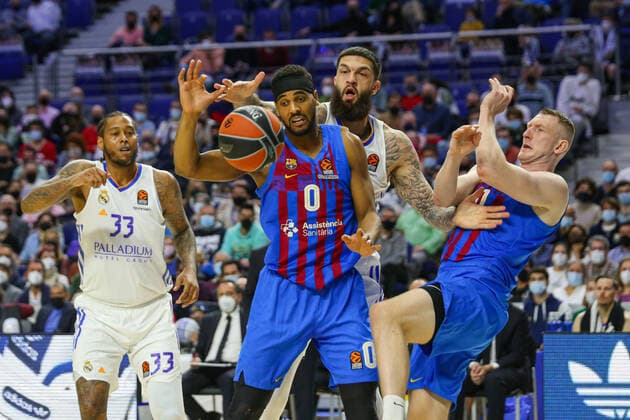 11th February 2022; Wizink Center; Madrid; Spain; Turkish Airlines Euroleague Basketball; Real Madrid vs FC Barcelona, Barca Barca; Brandon Davies, Rolands Smits (Barca) and Vincent Poirier) (Madrid) Madrid Madrid Spain Baloncesto Copyright: xAlbaxPachecox xAgenciaxLOFx