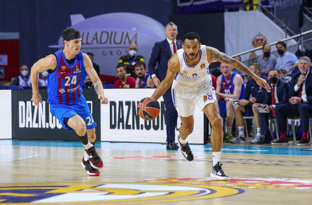 11th February 2022; Wizink Center; Madrid; Spain; Turkish Airlines Euroleague Basketball; Real Madrid vs FC Barcelona, Barca Barca; Kyle Kuric (Barca) and Adam Hanga (Madrid) Madrid Madrid Spain Baloncesto Copyright: xAlbaxPachecox xAgenciaxLOFx