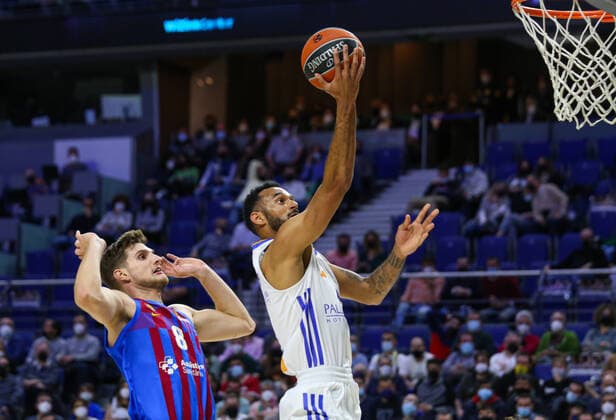 11th February 2022; Wizink Center; Madrid; Spain; Turkish Airlines Euroleague Basketball; Real Madrid vs FC Barcelona, Barca Barca; Sergi Martinez (Barca) and Adam Hanga (Madrid) Madrid Madrid Spain Baloncesto Copyright: xAlbaxPachecox xAgenciaxLOFx