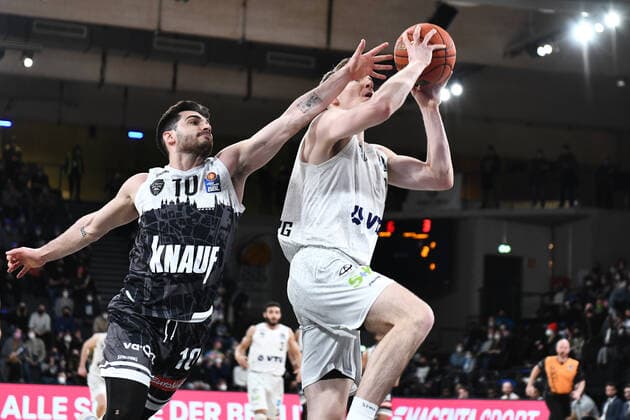 Basketball I Herren I Saison 2021-2022 I BBL I 21. Spieltag I Hamburg Towers - S.OLIVER WÜRZBURG I 11.02.2022 Justus Hollatz (21, Hamburg Towers) gegen LUCIANO PARODI (10, S.OLIVER WÜRZBURG) Hamburg edel-optics.de Arena Hamburg Deutschland Copyright: xLobeca AndreasxHannigx