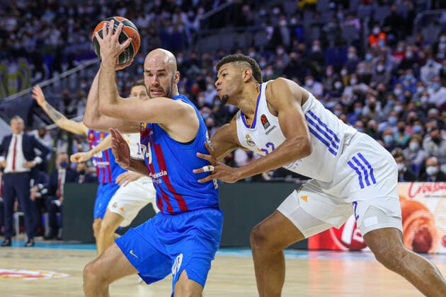 11th February 2022; Wizink Center; Madrid; Spain; Turkish Airlines Euroleague Basketball; Real Madrid vs FC Barcelona, Barca Barca; Nick Calathes (Barca) and Edy Walter Tavares (Madrid) Madrid Madrid Spain Baloncesto Copyright: xAlbaxPachecox xAgenciaxLOFx