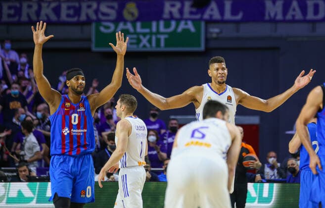 11th February 2022; Wizink Center; Madrid; Spain; Turkish Airlines Euroleague Basketball; Real Madrid vs FC Barcelona, Barca Barca; Brandon Davies (Barca) and Edy Walter Tavares (Madrid) Madrid Madrid Spain Baloncesto Copyright: xAlbaxPachecox xAgenciaxLOFx