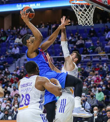11th February 2022; Wizink Center; Madrid; Spain; Turkish Airlines Euroleague Basketball; Real Madrid vs FC Barcelona, Barca Barca; Brandon Davies (Barca) and Alberto Abalde (Madrid) Madrid Madrid Spain Baloncesto Copyright: xAlbaxPachecox xAgenciaxLOFx