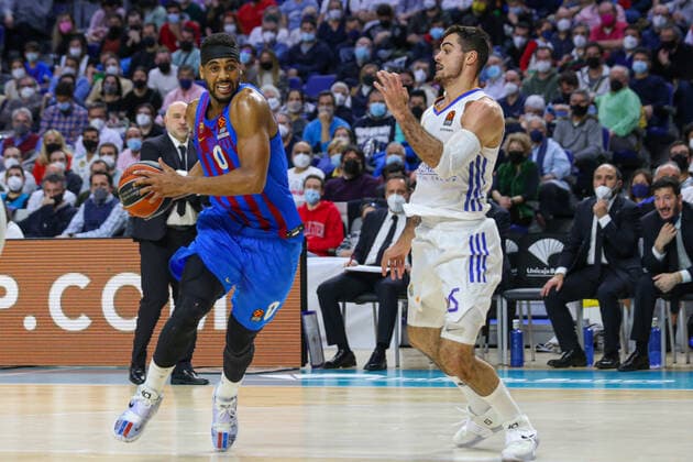 11th February 2022; Wizink Center; Madrid; Spain; Turkish Airlines Euroleague Basketball; Real Madrid vs FC Barcelona, Barca Barca; Brandon Davies (Barca) and Alberto Abalde (Madrid) Madrid Madrid Spain Baloncesto Copyright: xAlbaxPachecox xAgenciaxLOFx