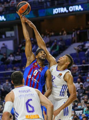 11th February 2022; Wizink Center; Madrid; Spain; Turkish Airlines Euroleague Basketball; Real Madrid vs FC Barcelona, Barca Barca; Brandon Davies (Barca) and Edy Walter Tavares (Madrid) Madrid Madrid Spain Baloncesto Copyright: xAlbaxPachecox xAgenciaxLOFx