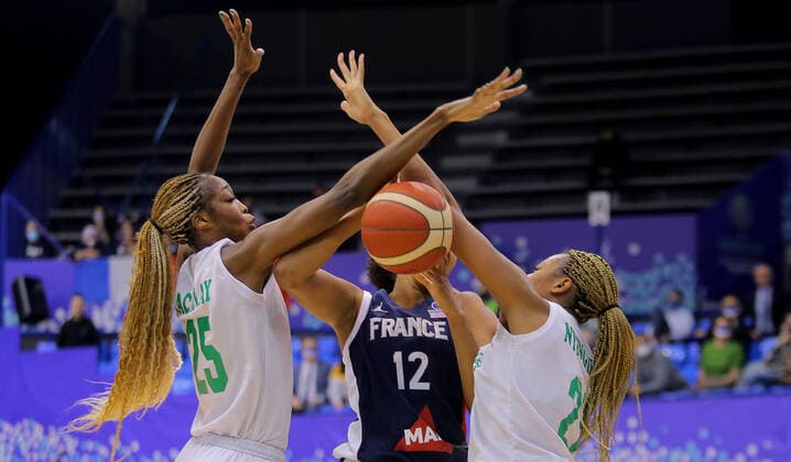 11.02.2022 Belgrade(Serbia) France-Nigeria women s basketball world cup qualifying tournament Victoria Macaulay (L),Atonye Nyingifa(R) Nigeria :Str