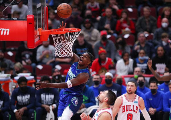 CHICAGO, IL - FEBRUARY 11: Minnesota Timberwolves forward Anthony Edwards (1) drives to the basket for a layup during a NBA, Basketball Herren, USA game between the Minnesota Timberwolves and the Chicago Bulls on February 11, 2022 at the United Center in Chicago, IL. (Photo by Melissa Tamez Icon Sportswire) NBA: FEB 11 Timberwolves at Bulls Icon22021105