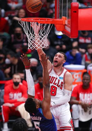CHICAGO, IL - FEBRUARY 11: Chicago Bulls guard Zach LaVine (8) drives to the basket for a layup during a NBA, Basketball Herren, USA game between the Minnesota Timberwolves and the Chicago Bulls on February 11, 2022 at the United Center in Chicago, IL. (Photo by Melissa Tamez Icon Sportswire) NBA: FEB 11 Timberwolves at Bulls Icon22021117