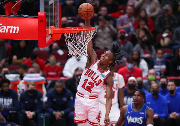 CHICAGO, IL - FEBRUARY 11: Chicago Bulls guard Ayo Dosunmu (12) in action before slam dunking the ball during a NBA, Basketball Herren, USA game between the Minnesota Timberwolves and the Chicago Bulls on February 11, 2022 at the United Center in Chicago, IL. (Photo by Melissa Tamez Icon Sportswire) NBA: FEB 11 Timberwolves at Bulls Icon22021120