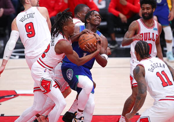 CHICAGO, IL - FEBRUARY 11: Chicago Bulls guard Ayo Dosunmu (12) grabs the ball while Minnesota Timberwolves forward Anthony Edwards (1) drives to the basket during a NBA, Basketball Herren, USA game between the Minnesota Timberwolves and the Chicago Bulls on February 11, 2022 at the United Center in Chicago, IL. (Photo by Melissa Tamez Icon Sportswire) NBA: FEB 11 Timberwolves at Bulls Icon22021127