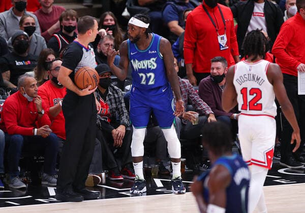 CHICAGO, IL - FEBRUARY 11: Minnesota Timberwolves center Karl-Anthony Towns (32) talks with a referee during a NBA, Basketball Herren, USA game between the Minnesota Timberwolves and the Chicago Bulls on February 11, 2022 at the United Center in Chicago, IL. (Photo by Melissa Tamez Icon Sportswire) NBA: FEB 11 Timberwolves at Bulls Icon22021131