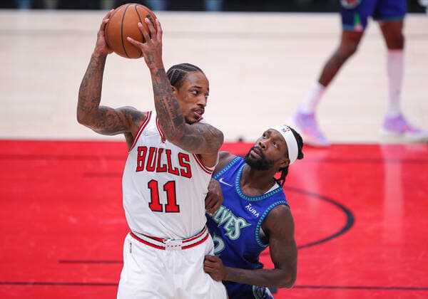 CHICAGO, IL - FEBRUARY 11: Minnesota Timberwolves guard Patrick Beverley (22) posts up against Chicago Bulls forward DeMar DeRozan (11) during a NBA, Basketball Herren, USA game between the Minnesota Timberwolves and the Chicago Bulls on February 11, 2022 at the United Center in Chicago, IL. (Photo by Melissa Tamez Icon Sportswire) NBA: FEB 11 Timberwolves at Bulls Icon22021135