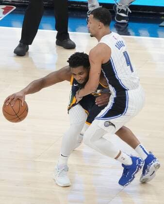Donovan Mitchell (L) of the Utah Jazz drives on Jalen Suggs (R) of the Orlando Magic during an NBA, Basketball Herren, USA game between Utah Jazz and Orlando Magic, in Vivint Smart Home Arena in Salt Lake City, Utah, USA, 11 February 2022. Utah Jazz - Orlando Magic !ACHTUNG: NUR REDAKTIONELLE NUTZUNG!  Copyright: xGEORGExFREYx AME5195 20220212-fd60d84bc305feeb5929daa96826ae88d1bccc14005