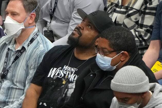 Rapper Ice Cube watches a NBA, Basketball Herren, USA game between Utah Jazz and Orlando Magic, at the Vivint Smart Home Arena in Salt Lake City, Utah, USA, 11 February 2022. Utah Jazz - Orlando Magic !ACHTUNG: NUR REDAKTIONELLE NUTZUNG!  Copyright: xGEORGExFREYx AME5205 20220212-7aca0e1e058a08c21f2a21e05e33532daaabcb8a