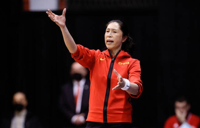 (220212) -- BELGRADE, Feb. 12, 2022 -- Coach Zheng Wei of China gestures during the FIBA Women s World Cup qualifying basketball match between China and Mali in Belgrade, Serbia on Feb. 11, 2022. China s women s basketball team secured their participation at the FIBA Women s World Cup in Australia by beating Mali 84-64. (Photo by Xinhua) (SP)SERBIA-BELGRADE-BASKETBALL-FIBA WOMEN S WORLD CUP QUALIFIERS PredragxMilosavljevic 