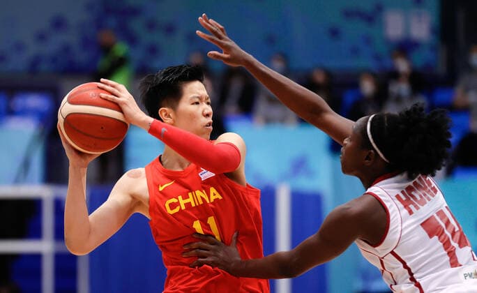 (220212) -- BELGRADE, Feb. 12, 2022 -- Huang Sijing (L) of China competes during the FIBA Women s World Cup qualifying basketball match between China and Mali in Belgrade, Serbia on Feb. 11, 2022. China s women s basketball team secured their participation at the FIBA Women s World Cup in Australia by beating Mali 84-64. (Photo by Xinhua) (SP)SERBIA-BELGRADE-BASKETBALL-FIBA WOMEN S WORLD CUP QUALIFIERS PredragxMilosavljevic 