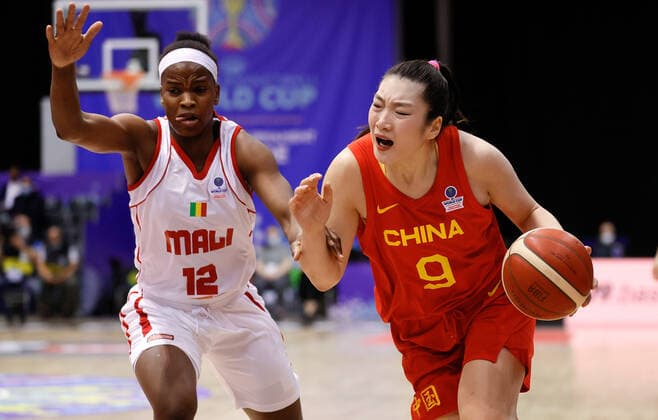 (220212) -- BELGRADE, Feb. 12, 2022 -- Li Meng (R) of China breaks through during the FIBA Women s World Cup qualifying basketball match between China and Mali in Belgrade, Serbia on Feb. 11, 2022. China s women s basketball team secured their participation at the FIBA Women s World Cup in Australia by beating Mali 84-64. (Photo by Xinhua) (SP)SERBIA-BELGRADE-BASKETBALL-FIBA WOMEN S WORLD CUP QUALIFIERS PredragxMilosavljevic 