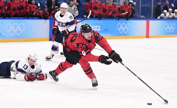 China Olympics 2022 Ice hockey, Eishockey Men Canada - US 8111992 12.02.2022 Canada s Alex Grant controls the puck next to Nathan Smith, of the United States, in the men s ice hockey preliminary round group A match between Canada and the United States during the Beijing 2022 Winter Olympic Games, Olympische Spiele, Olympia, OS at National Indoor Stadium in Beijing, China. Alexey Filippov Sputnik Beijing China  Copyright: xAlexeyxFilippovx
