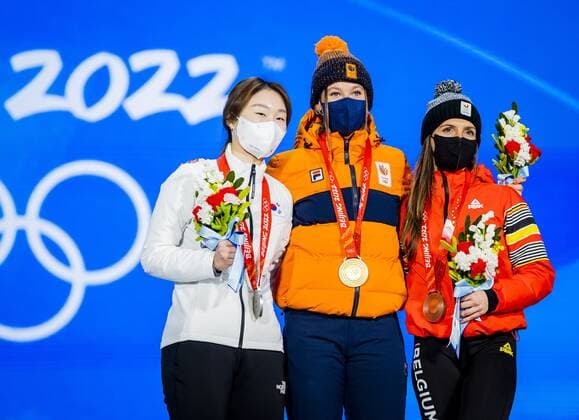 BEIJING - (VLNR) Short track speed skaters Minjeong Choi (silver, South Korea), Suzanne Schulting (gold, Netherlands) and Hanne Desmet (bronze, Belgium) are honored on the eighth day of the 2022 Winter Olympics in Beijing, China. ANP VINCENT JANNINK xVIxANPxSportx xxANPxIVx