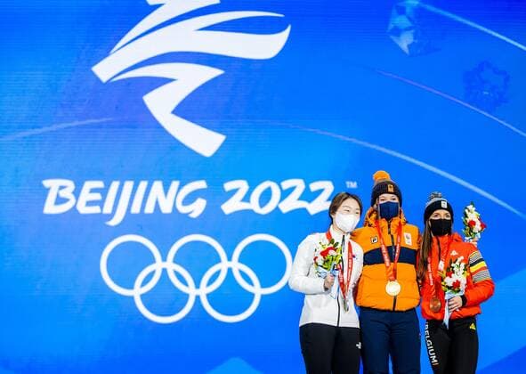 BEIJING - (VLNR) Short track speed skaters Minjeong Choi (silver, South Korea), Suzanne Schulting (gold, Netherlands) and Hanne Desmet (bronze, Belgium) are honored on the eighth day of the 2022 Winter Olympics in Beijing, China. ANP VINCENT JANNINK xVIxANPxSportx xxANPxIVx