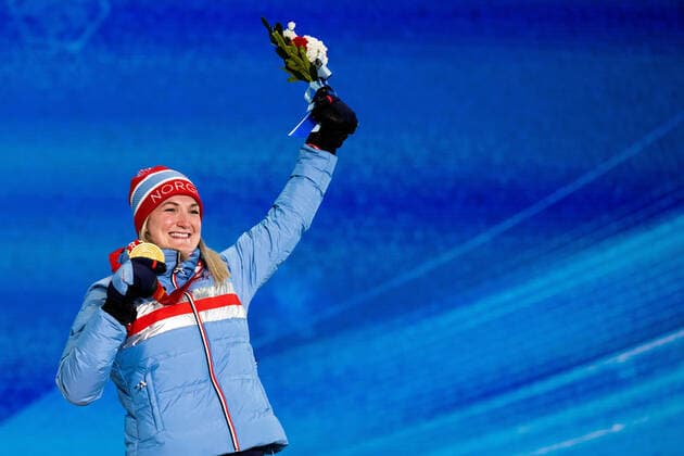 220212 Marte Olsbu Roiseland of Norway at the medal ceremony for women?s biathlon 7,5 km sprint during day 8 of the 2022 Winter Olympics on February 12, 2022 in Zhangjiakou. Photo: Vegard Grott BILDBYRAN kod VG VG0239 Olympic Games, Olympische Spiele, Olympia, OS olympics winter olympics os ol olympiska spel vinter-os olympiske leker peking peking 2022 beijing 2022 beijing 2022 olympic games beijing 2022 winter olympic games peking-os beijing-ol vinter-ol bbeng medaljeseremoni medaljceremoni medal ceremony Norge Norway Copyright: VEGARDxGRoTT BB220212VG057