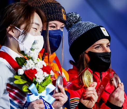 BEIJING - (VLNR) Short track speed skaters Minjeong Choi (silver, South Korea), Suzanne Schulting (gold, Netherlands) and Hanne Desmet (bronze, Belgium) are honored on the eighth day of the 2022 Winter Olympics in Beijing, China. ANP VINCENT JANNINK xVIxANPxSportx xxANPxIVx