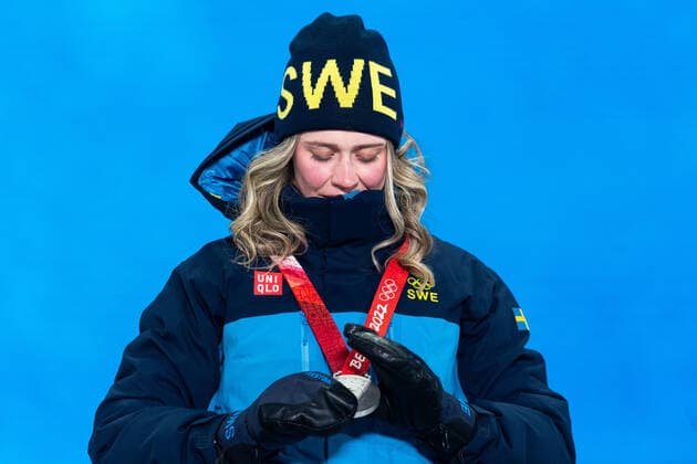 220212 Elvira Öberg of Sweden with her silver medal at the medal ceremony for women?s biathlon 7,5 km sprint during day 8 of the 2022 Winter Olympics on February 12, 2022 in Zhangjiakou. Photo: Vegard Grott BILDBYRAN kod VG VG0239 Olympic Games, Olympische Spiele, Olympia, OS olympics winter olympics os ol olympiska spel vinter-os olympiske leker peking peking 2022 beijing 2022 beijing 2022 olympic games beijing 2022 winter olympic games peking-os beijing-ol vinter-ol bbeng medaljeseremoni medaljceremoni medal ceremony Sverige Sweden Copyright: VEGARDxGRoTT BB220212VG061