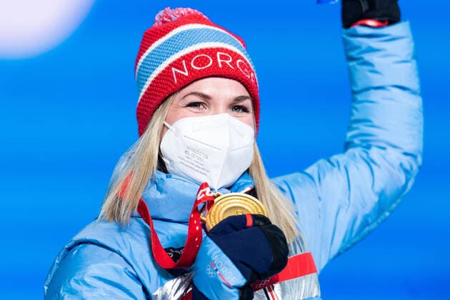 220212 Marte Olsbu Roiseland of Norway with her gold medal at the medal ceremony for women?s biathlon 7,5 km sprint during day 8 of the 2022 Winter Olympics on February 12, 2022 in Zhangjiakou. Photo: Vegard Grott BILDBYRAN kod VG VG0239 Olympic Games, Olympische Spiele, Olympia, OS olympics winter olympics os ol olympiska spel vinter-os olympiske leker peking peking 2022 beijing 2022 beijing 2022 olympic games beijing 2022 winter olympic games peking-os beijing-ol vinter-ol bbeng medaljeseremoni medaljceremoni medal ceremony Sverige Sweden Copyright: VEGARDxGRoTT BB220212VG065