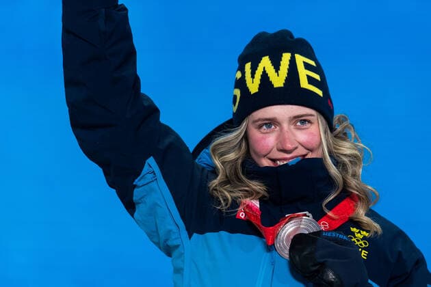 220212 Elvira Öberg of Sweden with her silver medal at the medal ceremony for women?s biathlon 7,5 km sprint during day 8 of the 2022 Winter Olympics on February 12, 2022 in Zhangjiakou. Photo: Vegard Grott BILDBYRAN kod VG VG0239 Olympic Games, Olympische Spiele, Olympia, OS olympics winter olympics os ol olympiska spel vinter-os olympiske leker peking peking 2022 beijing 2022 beijing 2022 olympic games beijing 2022 winter olympic games peking-os beijing-ol vinter-ol bbeng medaljeseremoni medaljceremoni medal ceremony Sverige Sweden Copyright: VEGARDxGRoTT BB220212VG070